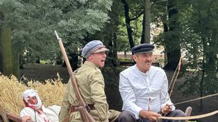 Inscenizacja historyczna w ramach obchodów Święta Wojska Polskiego. Stowarzyszenie historyczne przeniosło mieszkańców Wielunia do 1919 r.