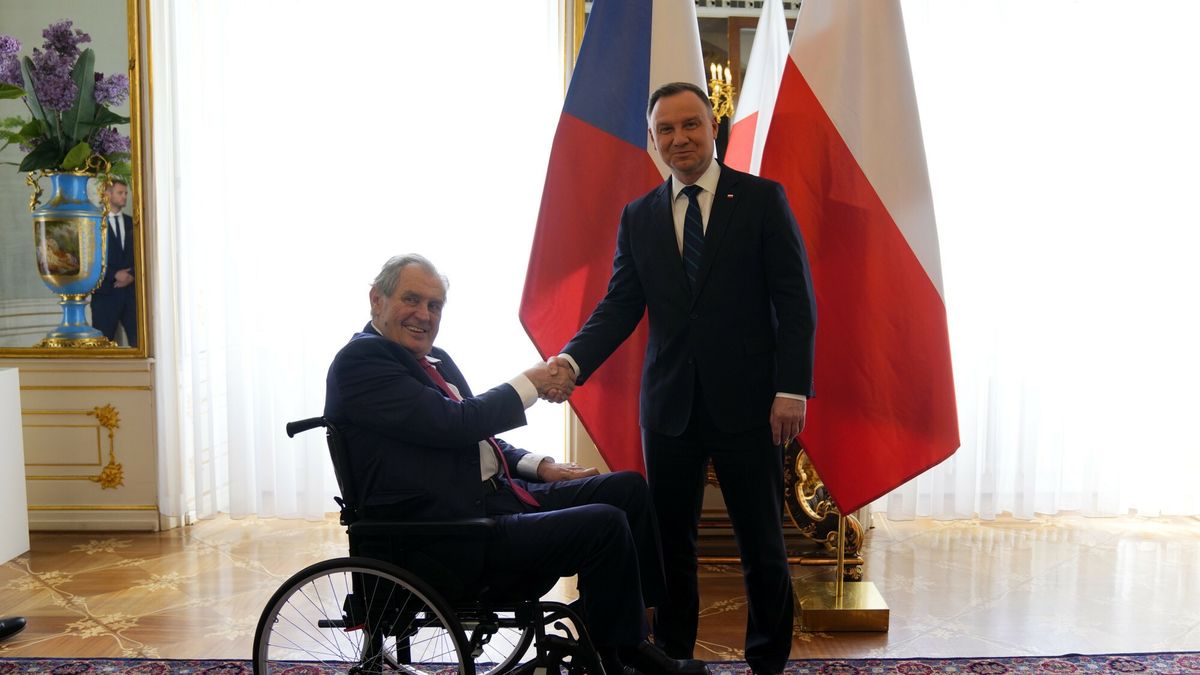 Prezydent Andrzej Duda z wizyt? w Pradze
Czech Republic's President Milos Zeman, left, shake hands with his Poland's counterpart Andrzej Duda as they meet at the Prague Castle in Prague, Czech Republic, Wednesday, April 27, 2022. (AP Photo/Petr David Josek)
AP