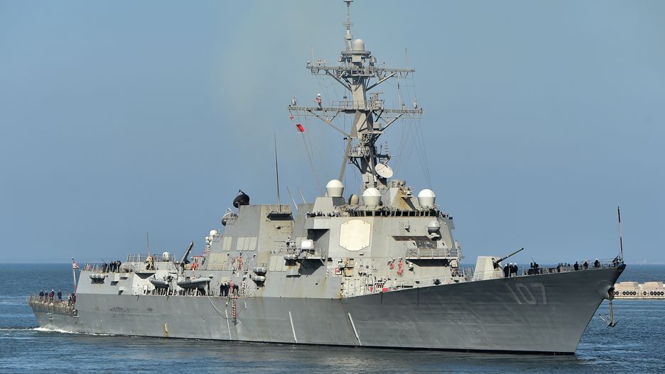 Gdynia 06.05.2022 r. Amerykanski niszczyciel  USS Gravely typu Arleigh Burke opuszczajacy gdynski port.