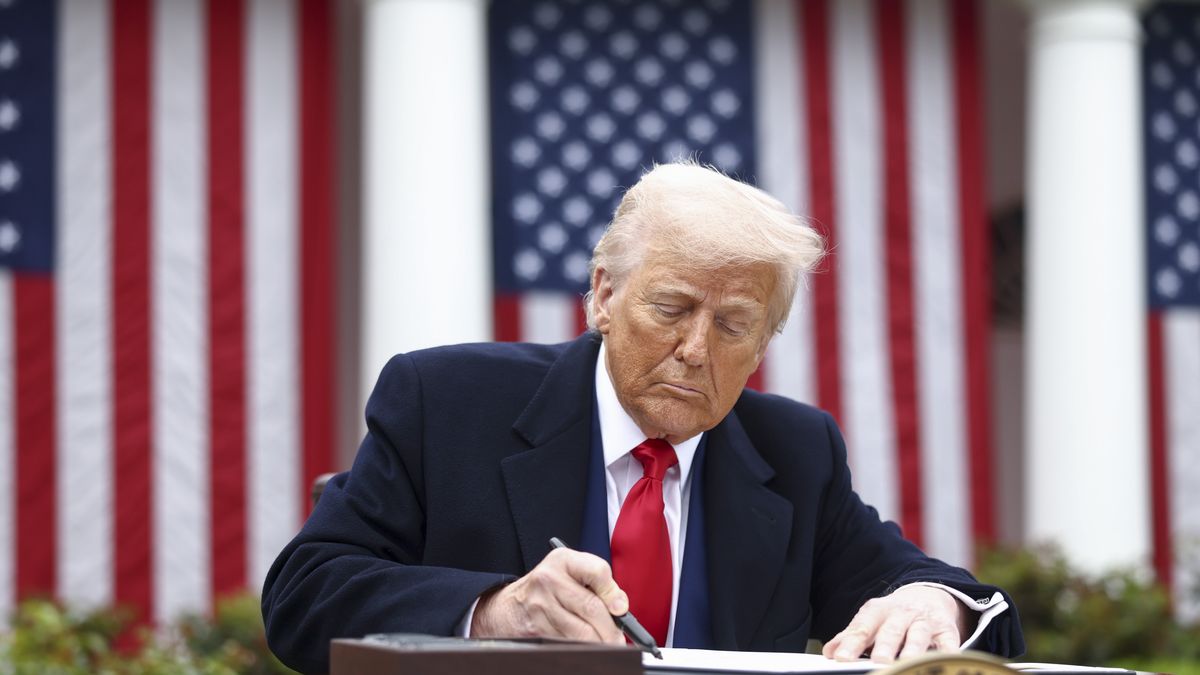 epaselect epa12006131 US President Donald Trump signs an executive order implementing new reciprocal tariffs against US trading partners in the Rose Garden of the White House in Washington, DC, USA, 02 April 2025. Trump has branded the day 'Liberation Day', though most economists expect US consumers to foot the costs. EPA/JIM LO SCALZO / POOL Dostawca: PAP/EPA.