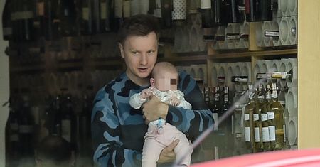 Kuba Wesołowski na spacerze z żoną i córką Różą (ZDJĘCIA)