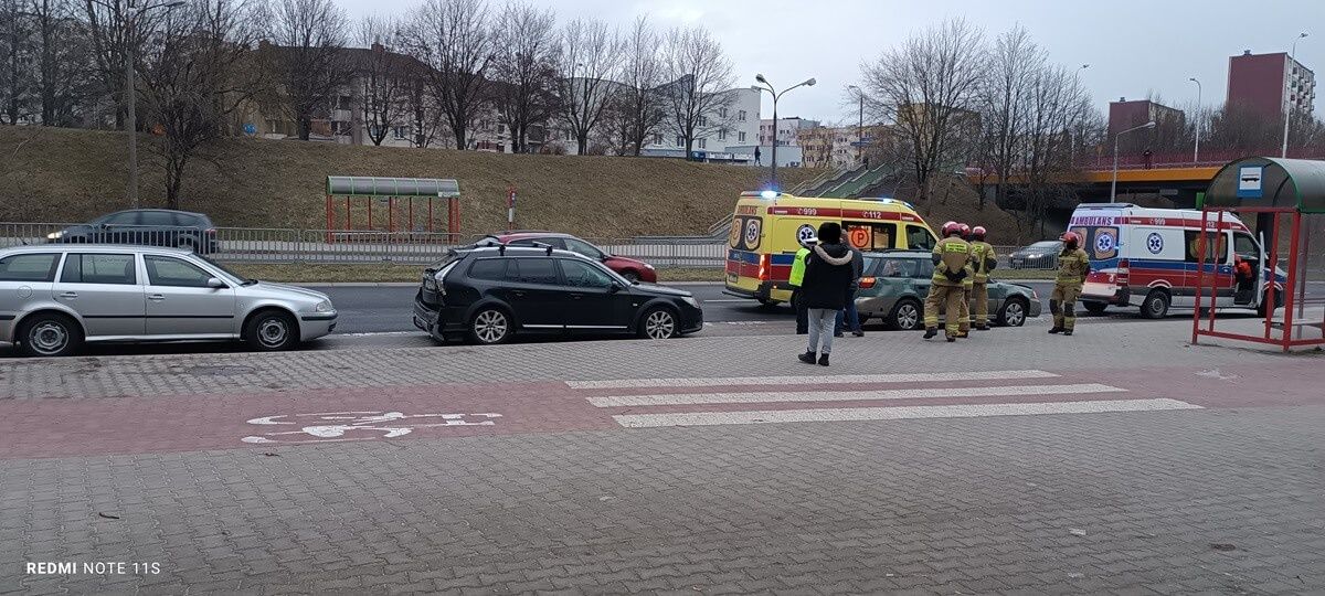 Zderzenie trzech pojazdów na al. Smorawińskiego
