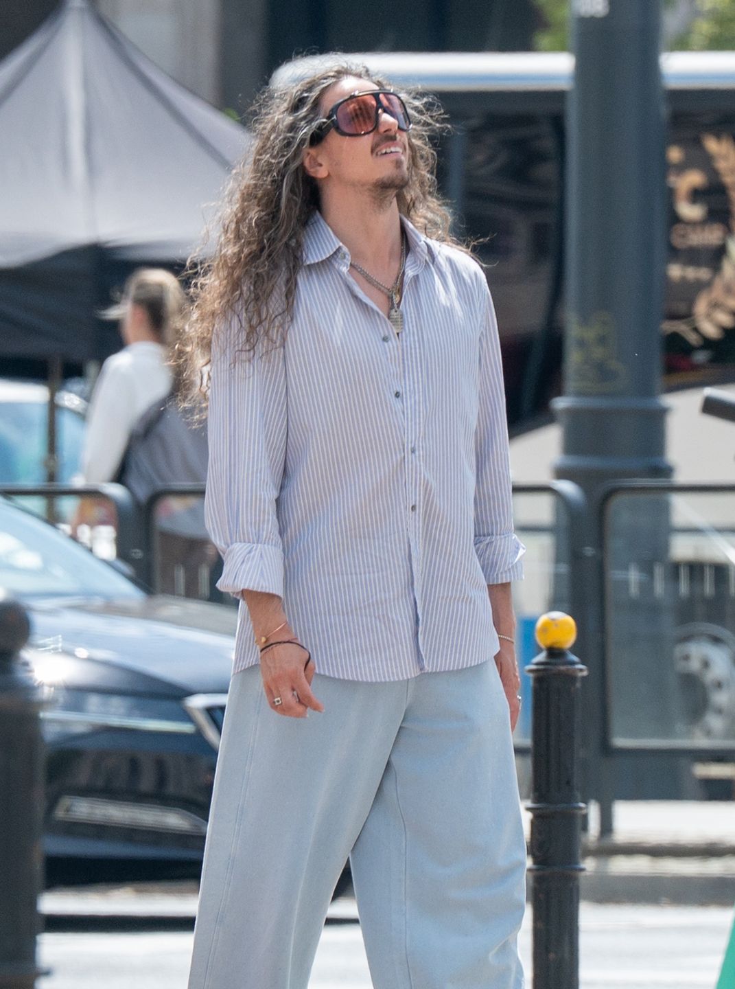 Michał Szpak włóczy się po mieście z towarzyszem