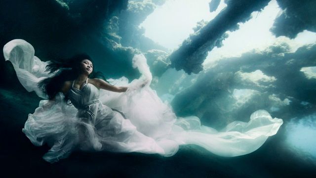 Kulisy podwodnej sesji: 2 modelki, 7 nurków i wielki wrak statku 1