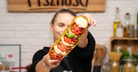 Pyszne wspomnienie wakacji we Włoszech. Bruschettę z domowym pesto przygotujesz w mgnieniu oka