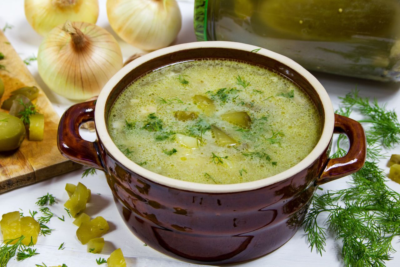Zupa ogórkowa – domowy comfort food