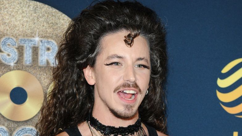 Michał Szpak pozuje z pośladkami koleżanki