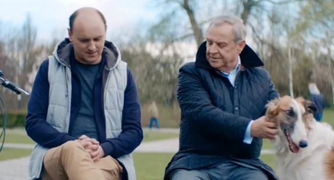 Kondrat kontempluje łydkę Woronowicza w reklamie ING Banku Śląskiego (wideo)
