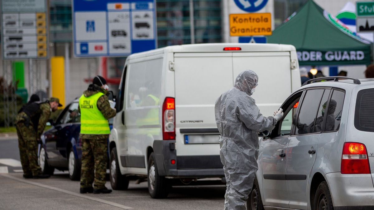 Granice nie są zamknięte jak zimą i wiosną, ale lista państw, do których można swobodnie wjechać, mocno się skurczyła