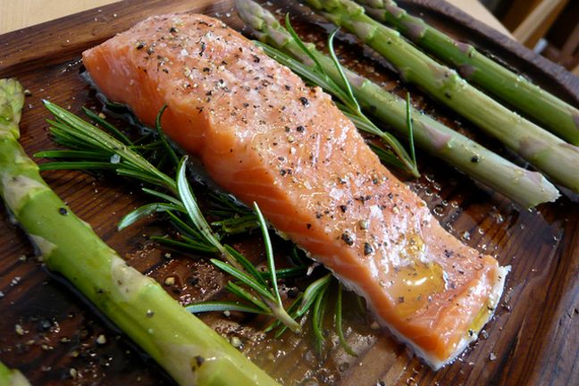 Łosoś to jedna z najzdrowszych ryb. Zmniejsza ryzyko choroby Alzheimera i depresji