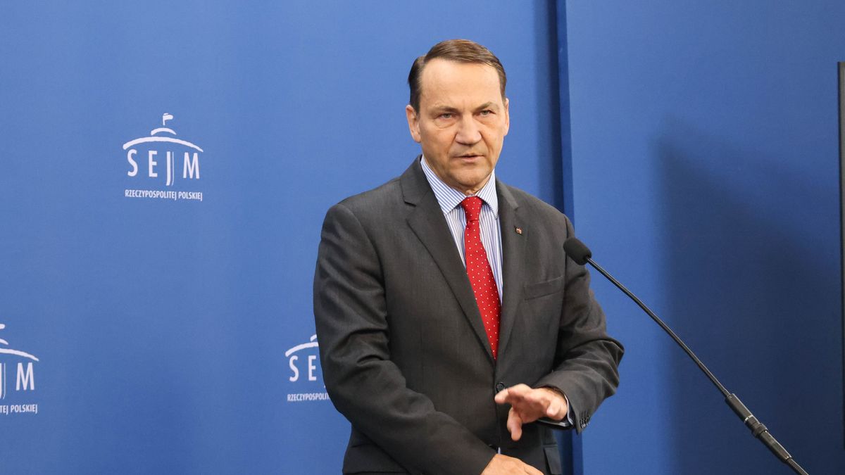 Warszawa, 19.11.2025. Wicepremier, szef MSZ Radosław Sikorski podczas konferencji prasowej po swoim wystąpieniu w Sejmie, 19 bm. (aldg) PAP/Albert Zawada