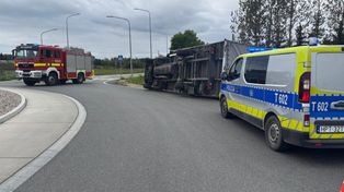 Wypadek na S16. Ciężarówka przewróciła się na rondzie