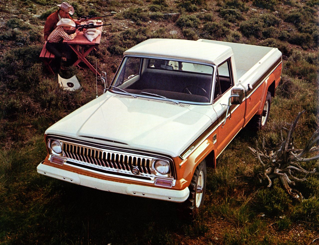 W latach 70. nie było już nazwy Gladiator, a samochód dość mocno zmienił wygląd. Na zdjęciu duży Jeep J4000, co oznaczało przynależność do serii J. Inne nazwy to Pickup lub Truck.
