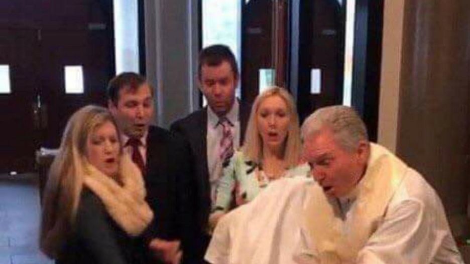 Upuścił dziecko podczas chrztu. Tak zareagowała mama