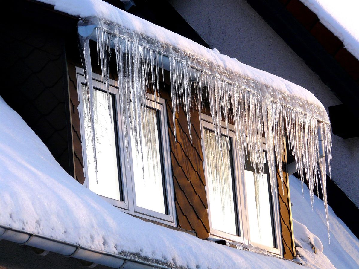 Odśnieżanie dachu a przepisy. Kto powinien usuwać śnieg z dachów?