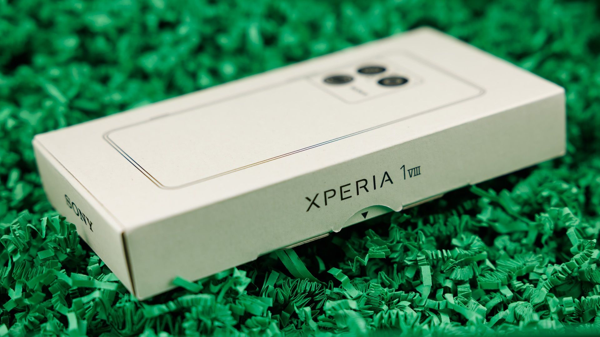 Papierowe pudełko Sony Xperia 1 VIII. Brak w nim ładowarki.
