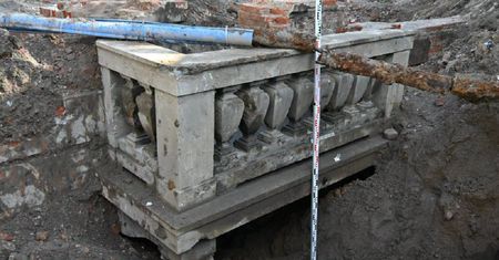 Remont łącznicy w Warszawie. Trafili na zabytkowy balkon