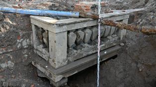 Remont łącznicy w Warszawie. Trafili na zabytkowy balkon