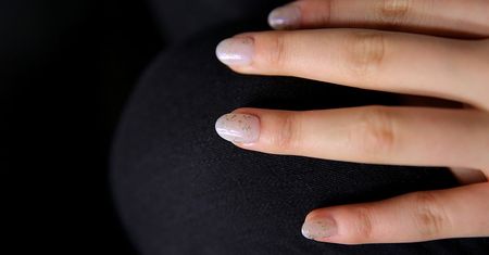 Najmodniejszy manicure? Świetliste paznokcie to hit sezonu