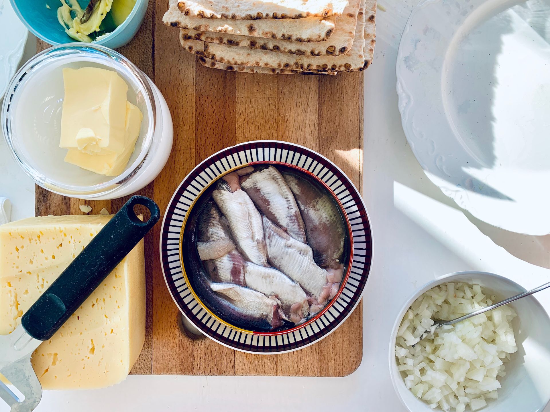Ze surströmming przyrządza się kanapkę 