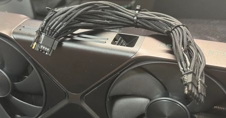 Podłączył kartę GeForce RTX 5090 i spalił kabel. Producent ma ważny komunikat