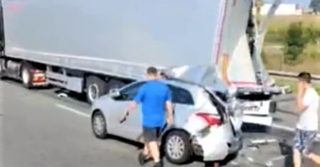 Makabra na A2. Osobówka zmiażdżona przez ciężarówki