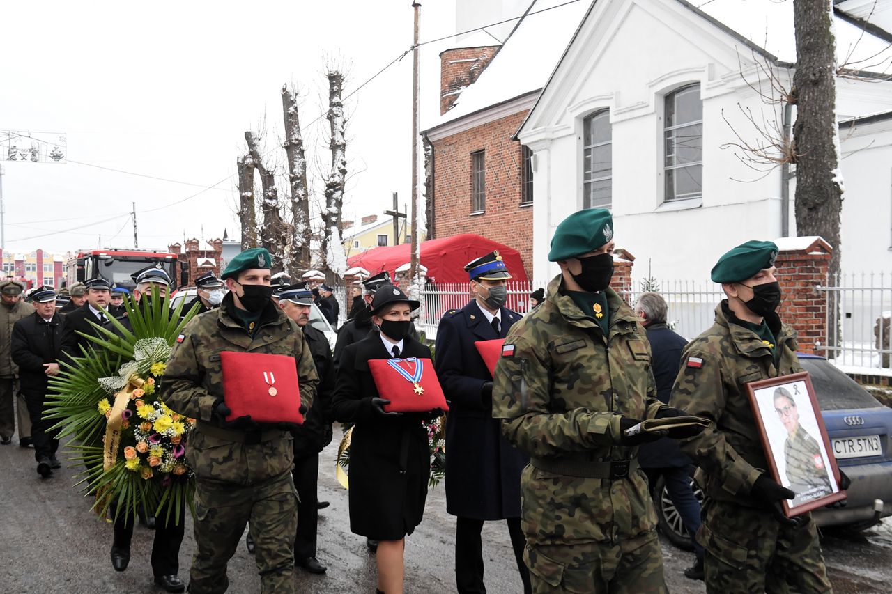 Były tłumy w kondukcie, wiele wieńców i pośmiertne odznaczenia. To smutny dzień dla wielu  strażaków, zarówno zawodowych, jak i ochotników, jak Ewelina i Jan PAP/