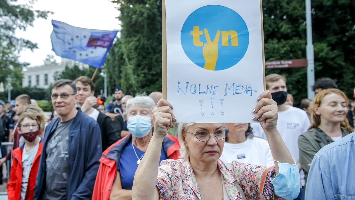 Tłum pod Sejmem protestujacy przeciwko "lex TVN", 10 sierpnia 2021 r., Warszawa 