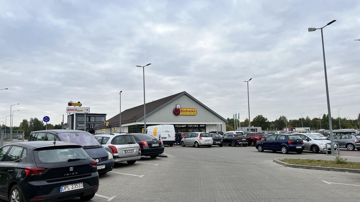 Niedziela niehandlowa, a parking pod Biedronką pełny. 