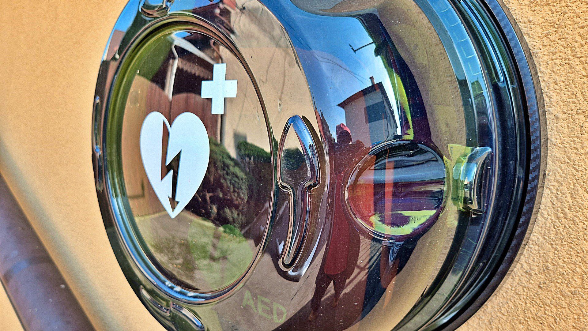 Coraz więcej defibrylatorów w Warszawie