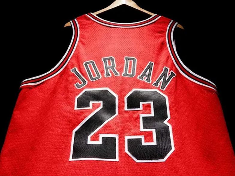 Unikatowa koszulka Michaela Jordana na aukcji. Cena zwala z nóg