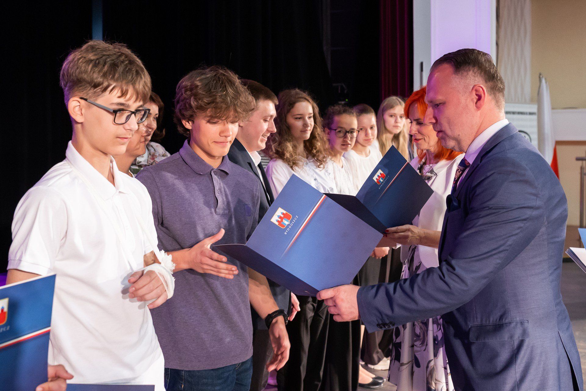 115 uczniów oraz 92 nauczycieli z bydgoskich szkół zostało nagrodzonych podczas Gali Laureatów Konkursów i Olimpiad Przedmiotowych 2025, która 17 czerwca odbyła się w Kinoteatrze.