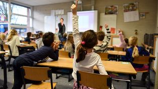 Białystok: Docenieni za pracę, zaangażowanie i osiągnięcia. Ponad 100 podlaskich nauczycieli i pracowników oświaty otrzymało medale oraz krzyże zasługi