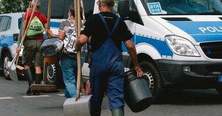 Niemcy sprzątają po powodzi. Pomagają ochotnicy z całego kraju