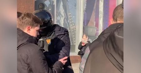 Władza traci kontrolę? Policja w Moskwie sprawdza telefony obywateli
