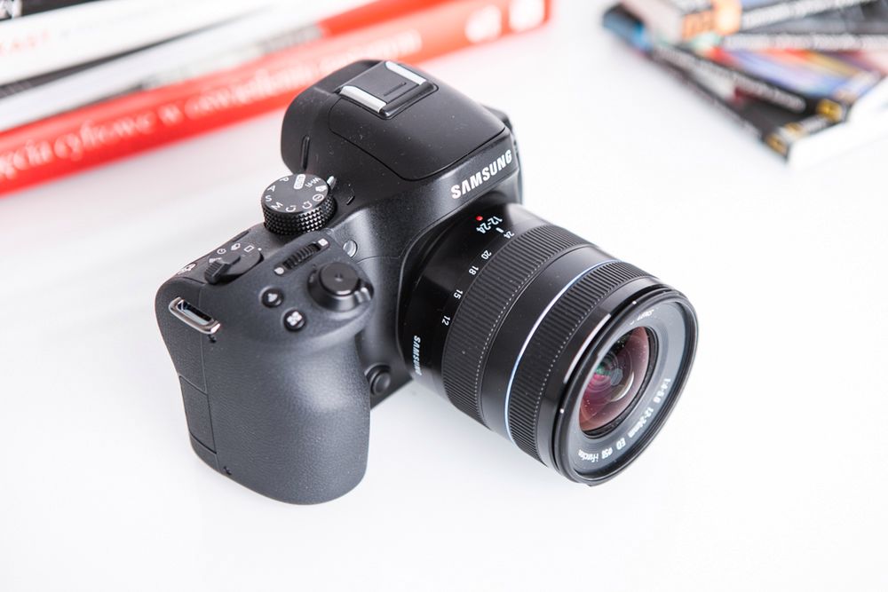 Samsung NX30 - solidny, wygodny, ale nie bez wad [test] 2