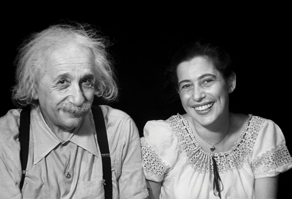 z lewej: Albert Einstein; z prawej: Ilse Sternberger