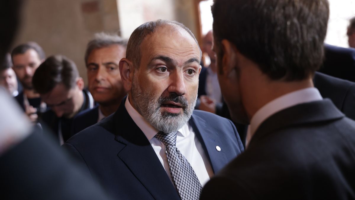 PRAGUE, CZECH REPUBLIC - OCTOBER 06: Armenian Prime Minister Nikol Pashinyan (C) speaks with French President Emmanuel Macron during the inaugural meeting of the European Political Community (EPC) at Prague Castle on October 06, 2022 in Prague, Czech Republic. Leaders from countries of the new European Political Community, which includes member states of the European Union as well as 17 other countries from across Europe, including Ukraine, are meeting today at Prague Castle. The EPC was first proposed by French President Emmanuel Macron and is a reaction to Russia's military invasion of Ukraine. The EPC also includes Armenia and Azerbaijan, who are currently in a simmering military conflict with one another. (Photo by Sean Gallup/Getty Images)