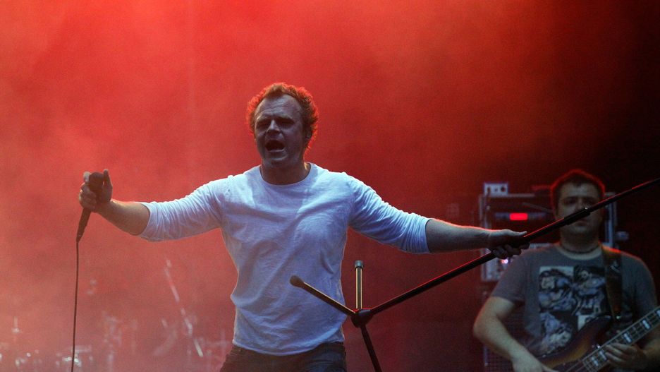 Piotr Rogucki to człowiek - instytucja: założyciel i lider legendarnej Comy, a także ceniony aktor