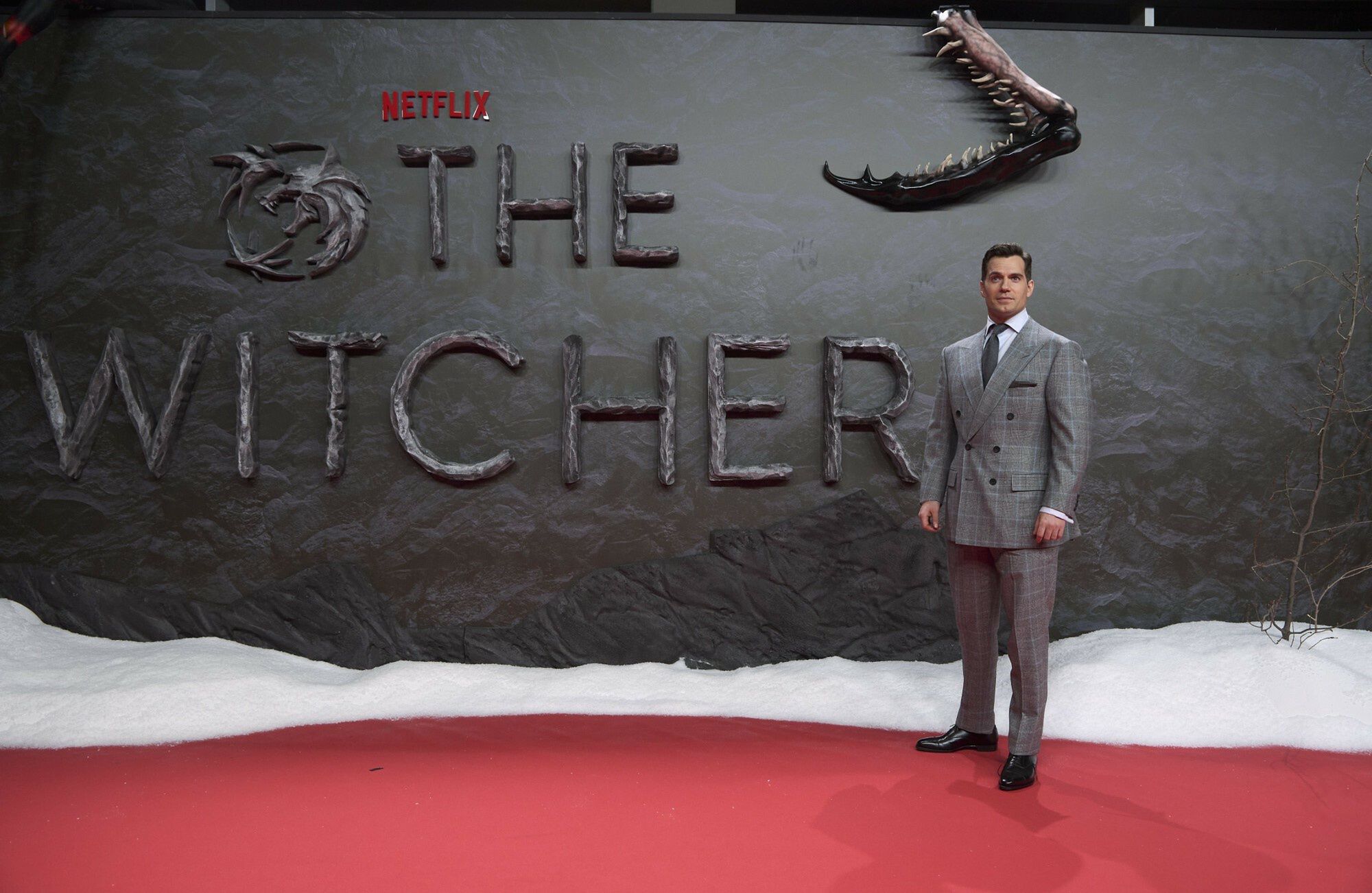Elegancki Henry Cavill jest gotów unicestwiać potwory w Królestwie Północy swoim ZABÓJCZYM uśmiechem