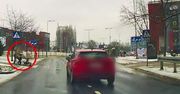 Bydgoszcz: Przejechał obok kobiety z dziecięcym wózkiem. Teraz kierowcę namierza policja