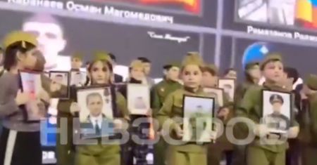 Rosyjska propaganda znów wykorzystała dzieci. Zobaczcie, co miały w rękach