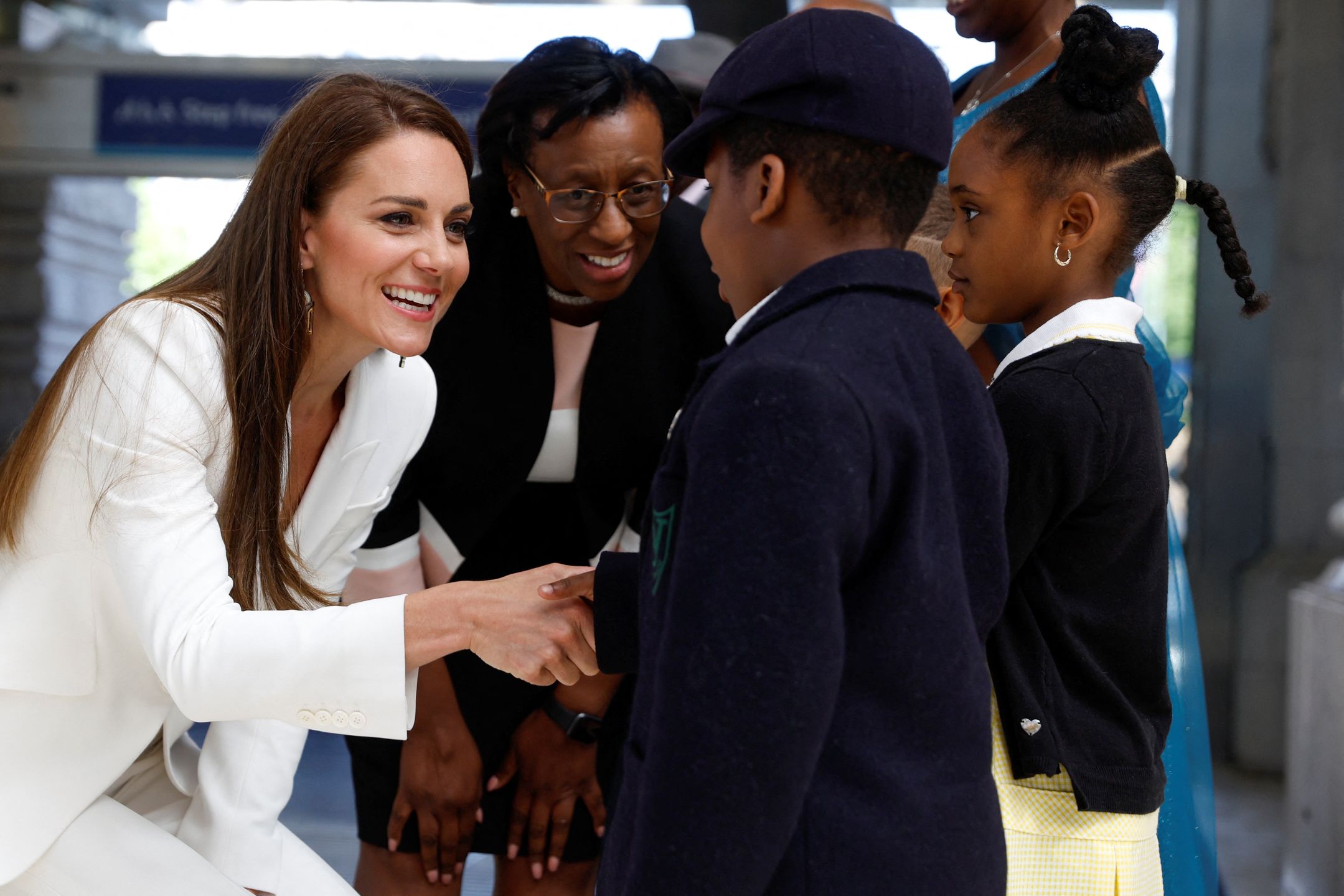 Kate Middleton zadaje szyku w białym garniturze