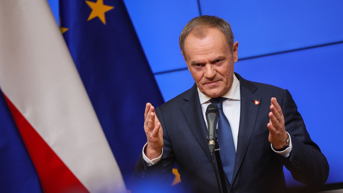 Bruksela, Belgia, 01.02.2024. Premier Donald Tusk podczas konferencji prasowej w Brukseli, 1 bm. Premier Tusk wziął udział w nadzwyczajnym szczycie Rady Europejskiej. (jm) PAP/Leszek Szymański
