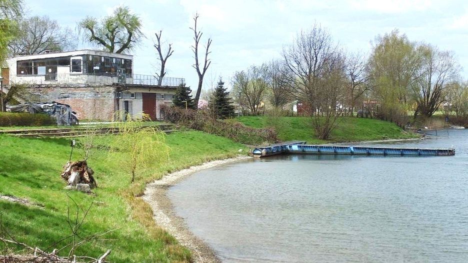 Kiedyś, na środkowym jeziorze, nieopodal budynku, był żelazny basen, czyli miejsce wydzielone do pływania