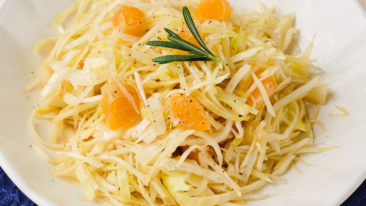 Surówka z kiszonej kapusty z mandarynkami