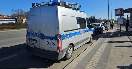 Sygnalizator wyświetlił żółte światło, kierowca peugeota gwałtownie zahamował. W jego tył uderzyła toyota [ZDJĘCIA]