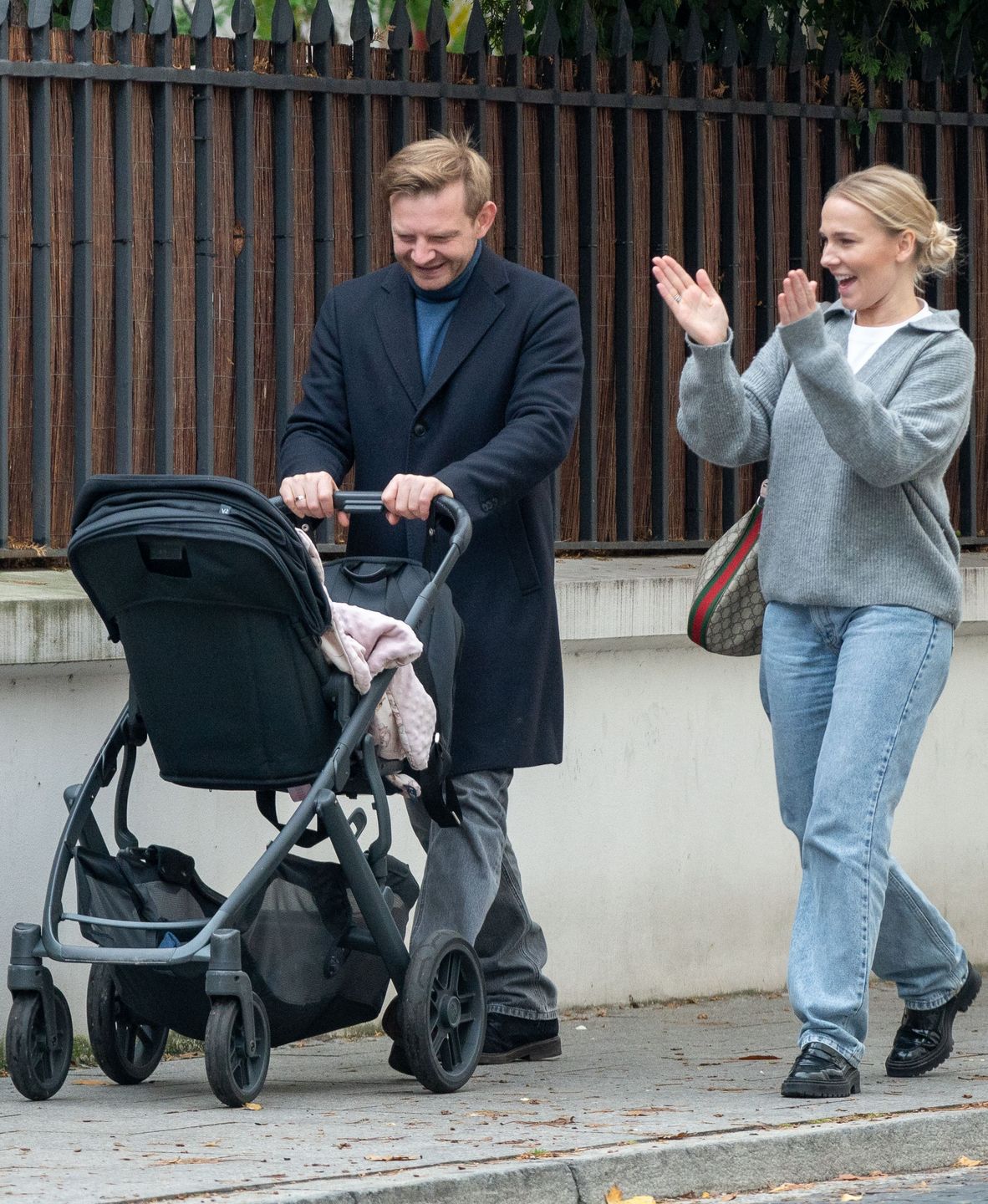 Rafał Zawierucha na spacerze z żoną i córką 