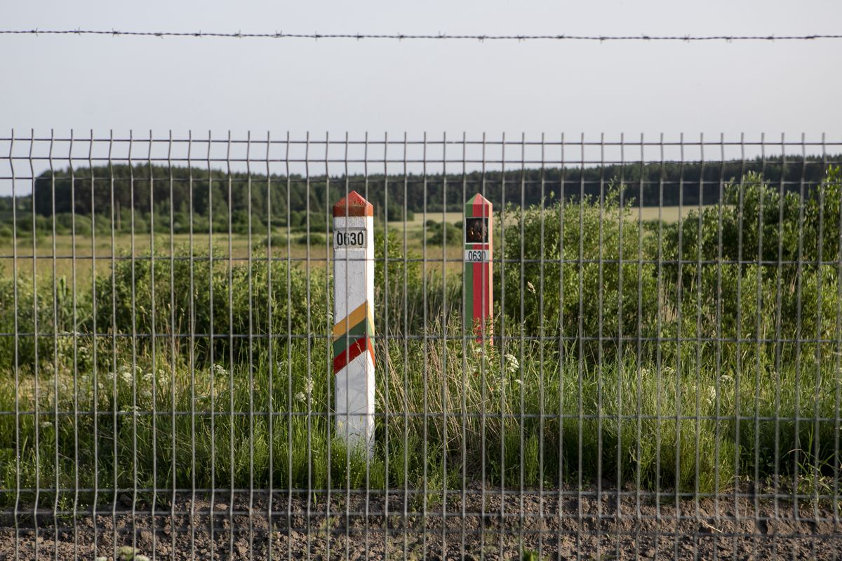 Litwa wydala białoruskich dyplomatów i wzmacnia granicę / Na zdjęciu granica litewsko-białoruska w miejscowości Paszki 