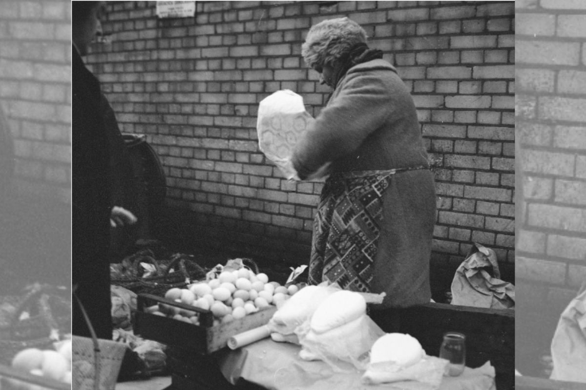 Grudzień, 1972 r. Kobieta handlująca nabiałem pod murem Hali Mirowskiej